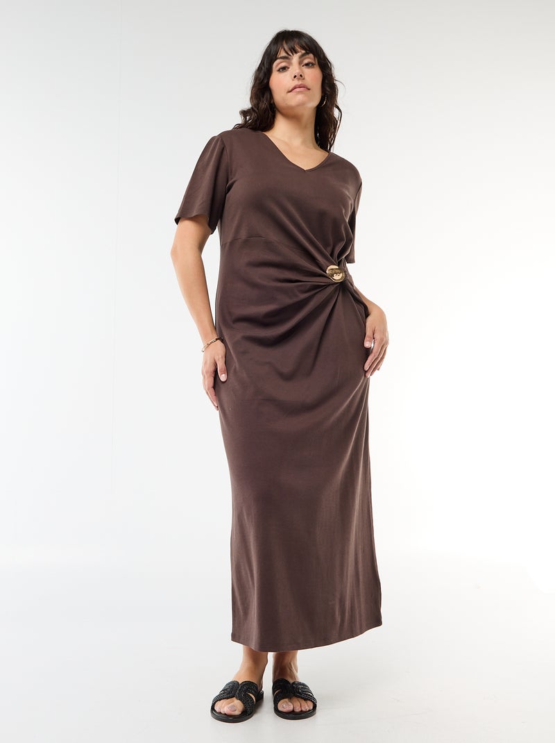 Vestido longo plissado com joia dourada Castanho - Kiabi
