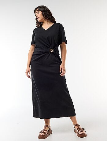 Vestido longo plissado com joia dourada