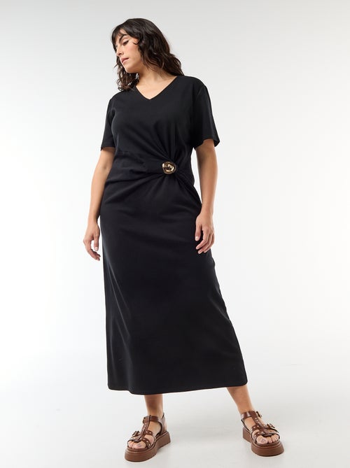 Vestido longo plissado com joia dourada - Kiabi