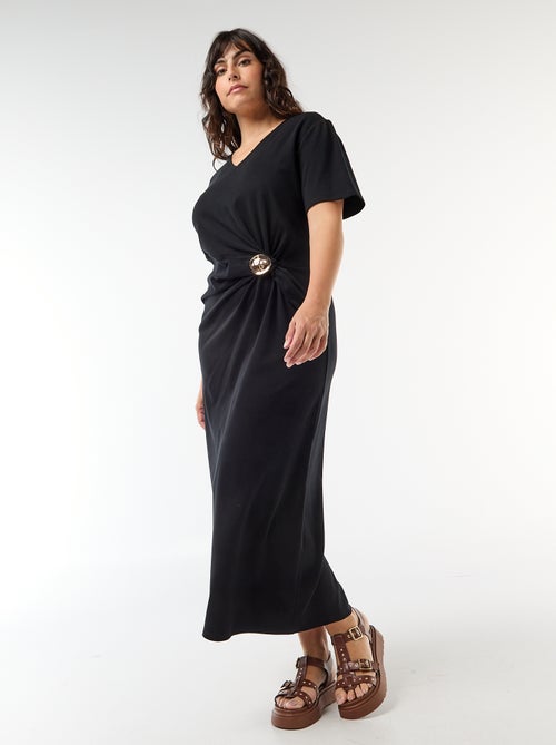 Vestido longo plissado com joia dourada - Kiabi