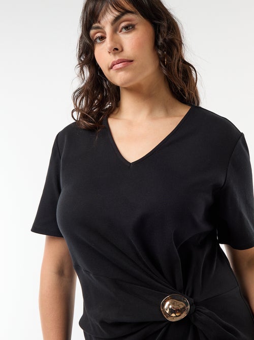 Vestido longo plissado com joia dourada - Kiabi