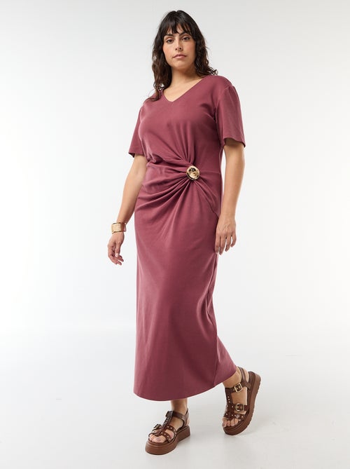 Vestido longo plissado com joia dourada - Kiabi