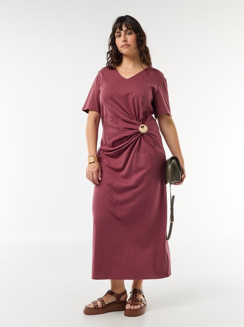 Vestido longo plissado com joia dourada - Kiabi