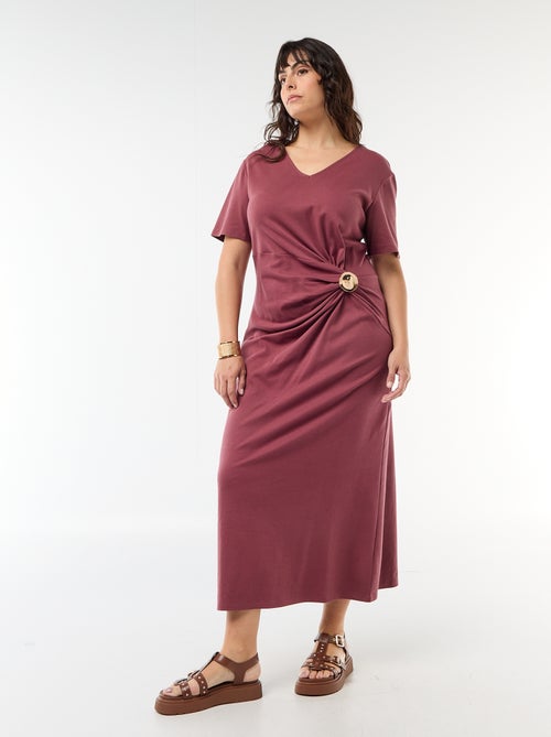 Vestido longo plissado com joia dourada - Kiabi