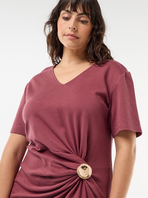 Vestido longo plissado com joia dourada - Kiabi