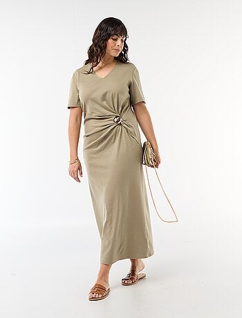 Vestido longo plissado com joia dourada