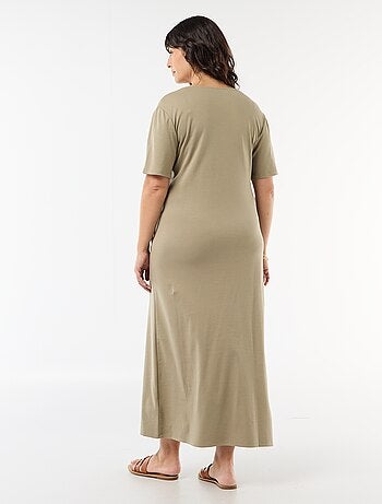 Vestido longo plissado com joia dourada