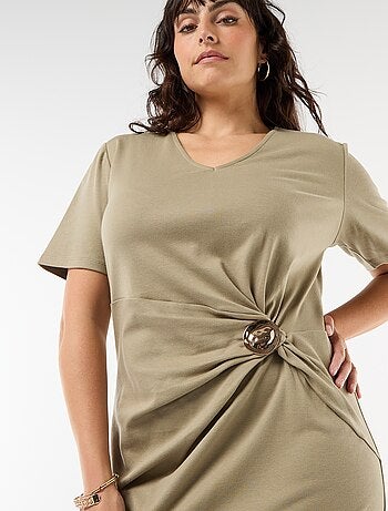 Vestido longo plissado com joia dourada