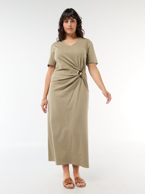 Vestido longo plissado com joia dourada - Kiabi