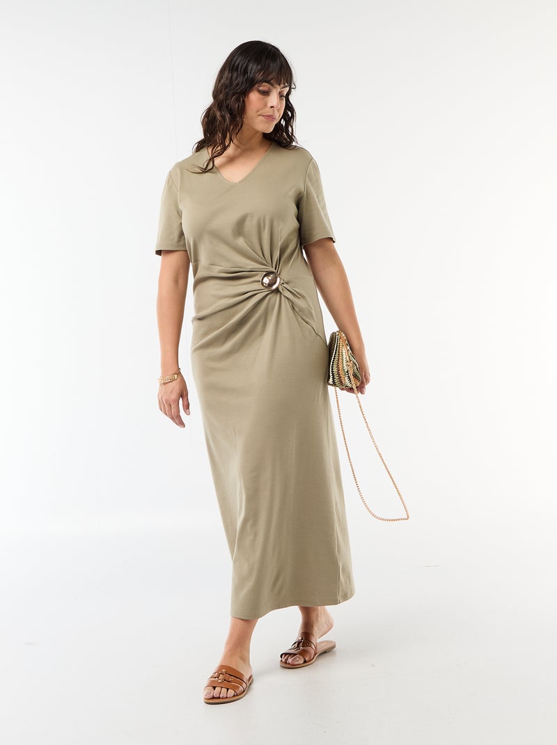 Vestido longo plissado com joia dourada Verde - Kiabi