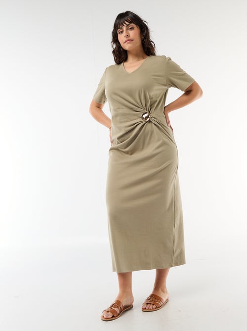 Vestido longo plissado com joia dourada - Kiabi