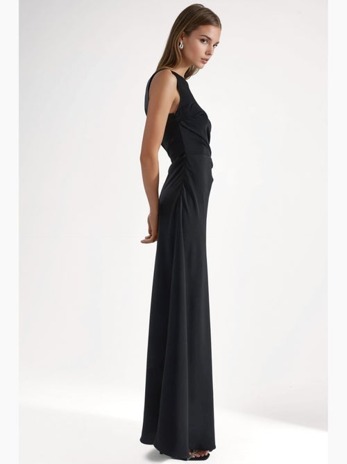 Vestido maxi com gola assimétrica e detalhes recortados hiccup - Kiabi