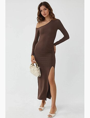 Vestido maxi com gola assimétrica e racha busem