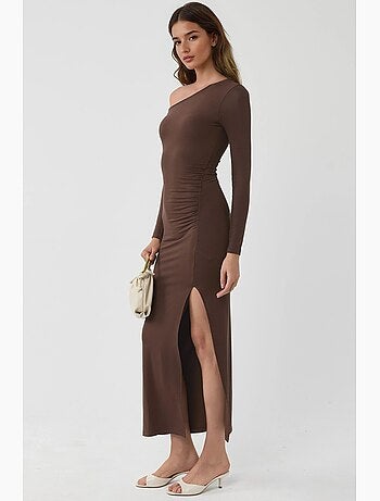 Vestido maxi com gola assimétrica e racha busem