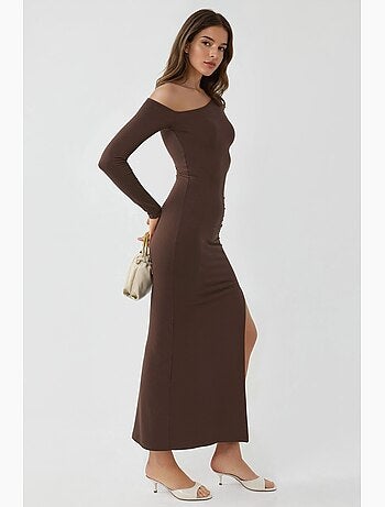Vestido maxi com gola assimétrica e racha busem