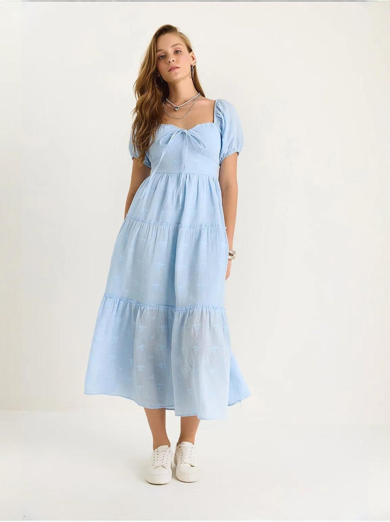 Vestido maxi com gola coração bordada lucci Azul-céu - Kiabi