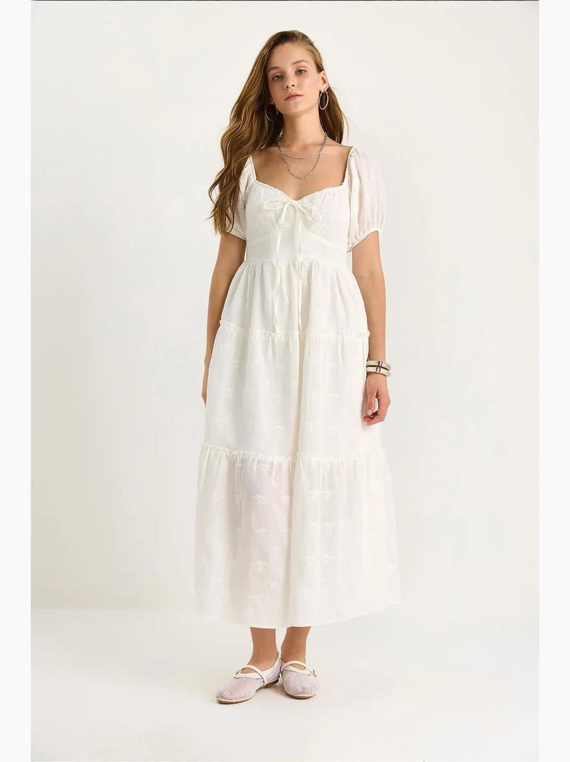 Vestido maxi com gola coração bordada lucci Branco - Kiabi