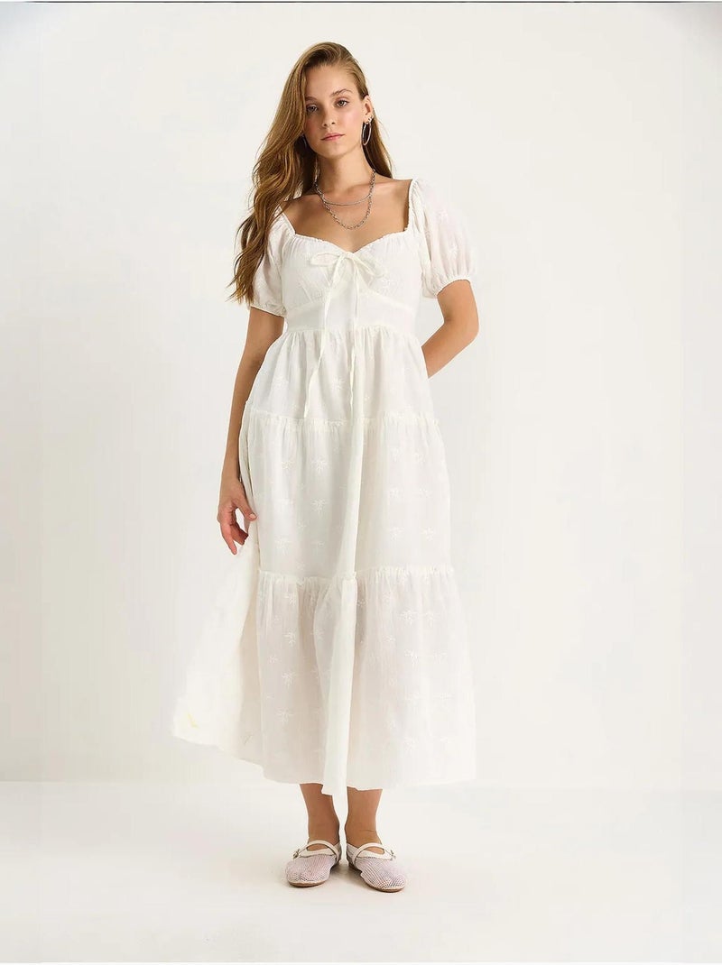 Vestido maxi com gola coração bordada lucci Branco - Kiabi