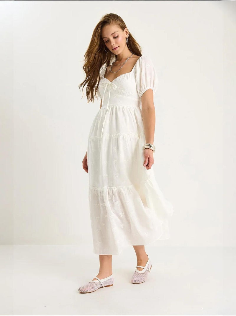 Vestido maxi com gola coração bordada lucci Branco - Kiabi