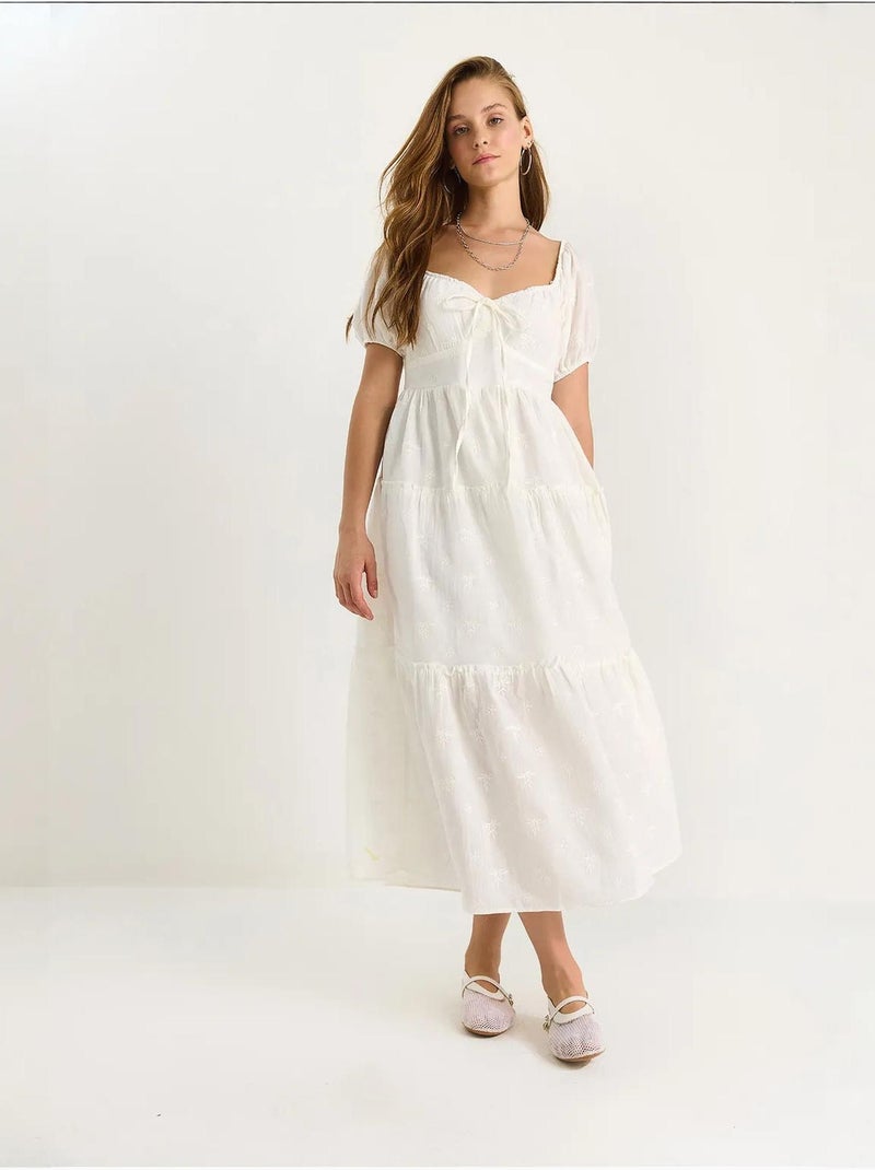 Vestido maxi com gola coração bordada lucci Branco - Kiabi