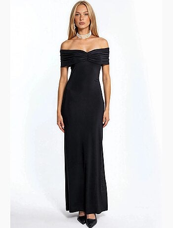 Vestido maxi cor areia com ombros descobertos e detalhe de racha hiccup