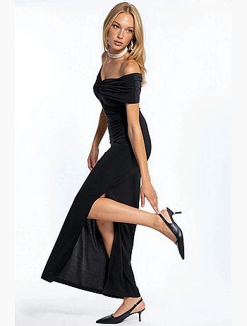 Vestido maxi cor areia com ombros descobertos e detalhe de racha hiccup