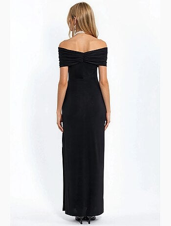 Vestido maxi cor areia com ombros descobertos e detalhe de racha hiccup