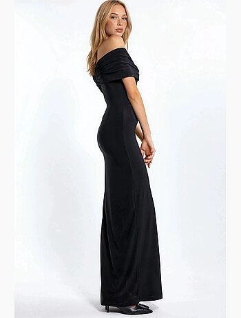 Vestido maxi cor areia com ombros descobertos e detalhe de racha hiccup