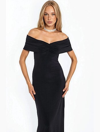 Vestido maxi cor areia com ombros descobertos e detalhe de racha hiccup