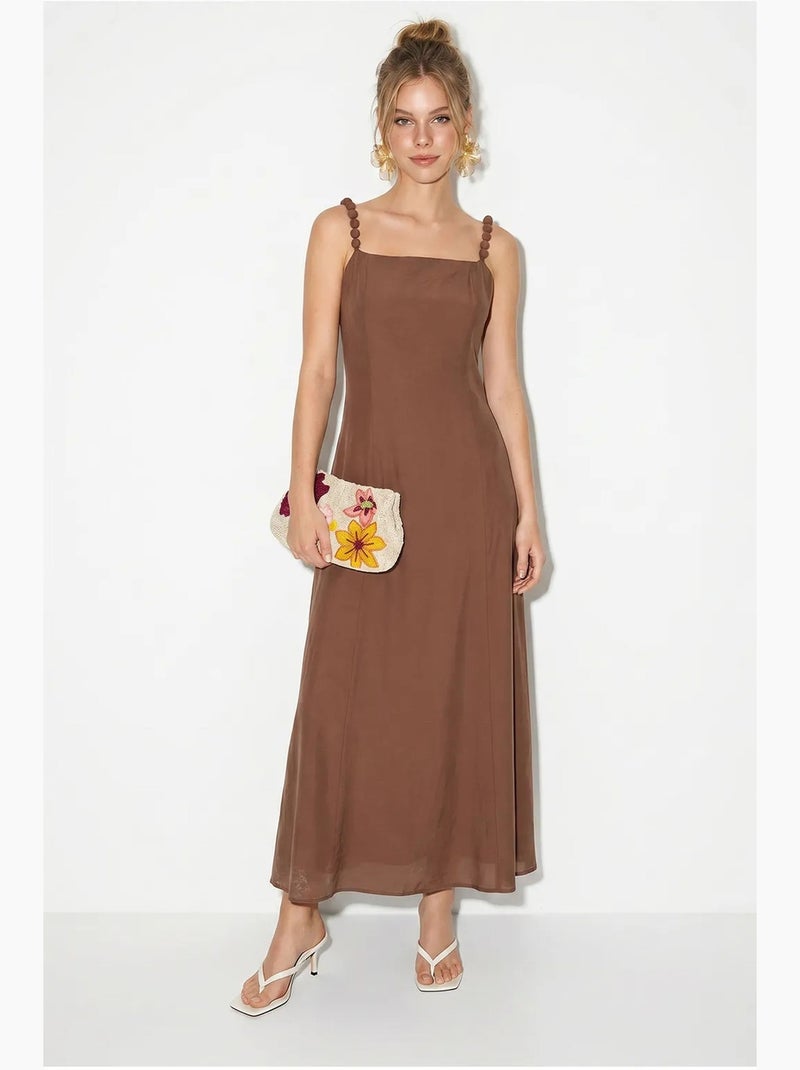 Vestido maxi em linha a sem mangas com decote quadrado lucci Castanho - Kiabi