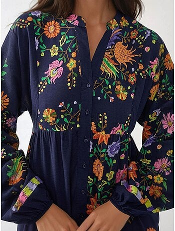 Vestido maxi estampado com decote em v e detalhe de botões hiccup