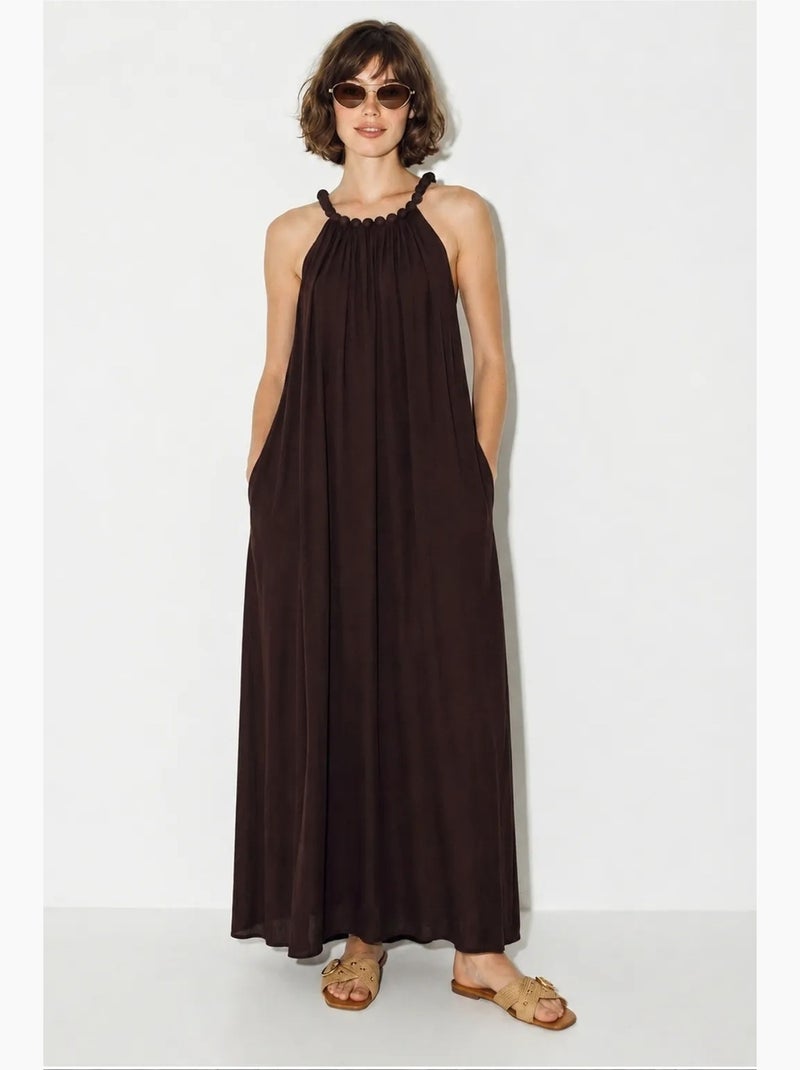 Vestido maxi feminino com decote halter e bolso lucci Castanho-chocolate - Kiabi