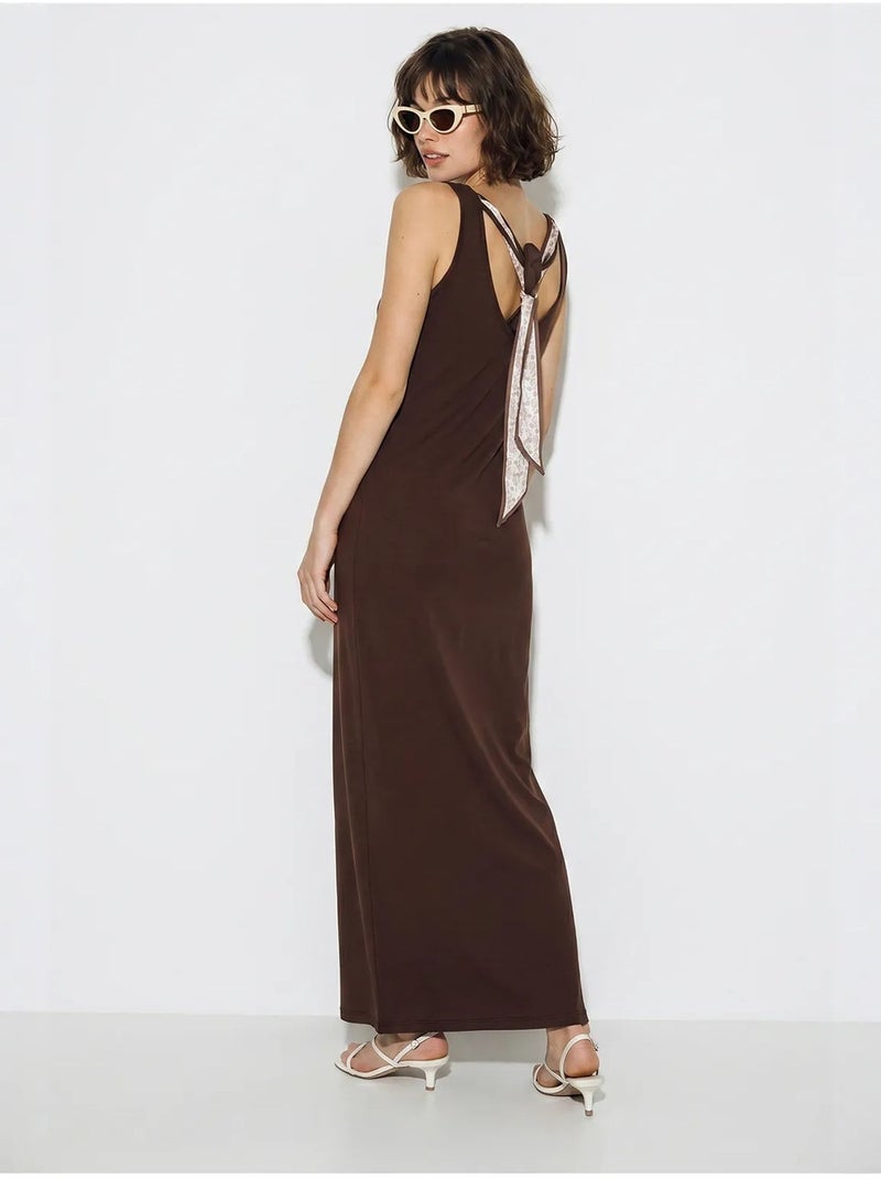 Vestido maxi reto sem mangas com fenda lucci Castanho-chocolate - Kiabi