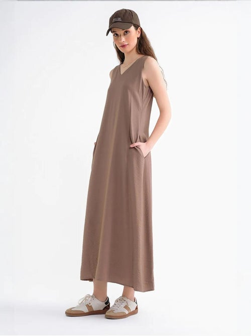 Vestido maxi sem mangas com decote em v e bolsos mixray - Kiabi Vestido maxi sem mangas com decote em v e bolsos mixray - Kiabi