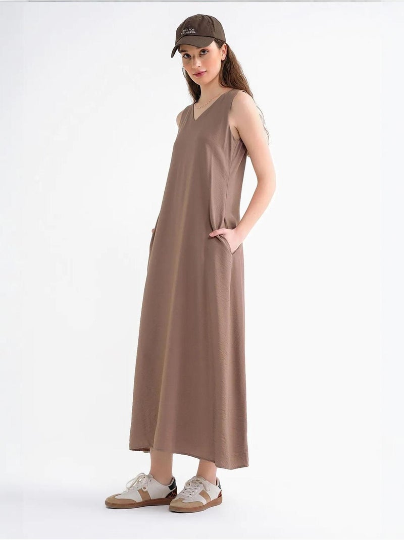 Vestido maxi sem mangas com decote em v e bolsos mixray Castanho-chocolate - Kiabi