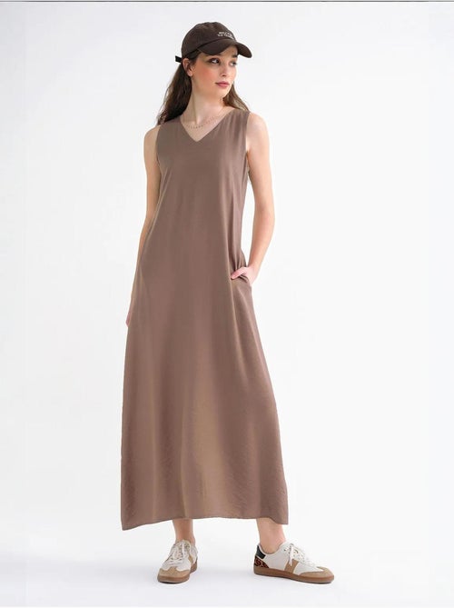 Vestido maxi sem mangas com decote em v e bolsos mixray - Kiabi Vestido maxi sem mangas com decote em v e bolsos mixray - Kiabi