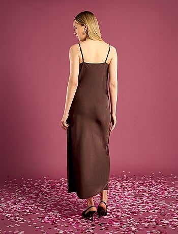 Vestido midi acetinado liso corte comprido e costas descobertas