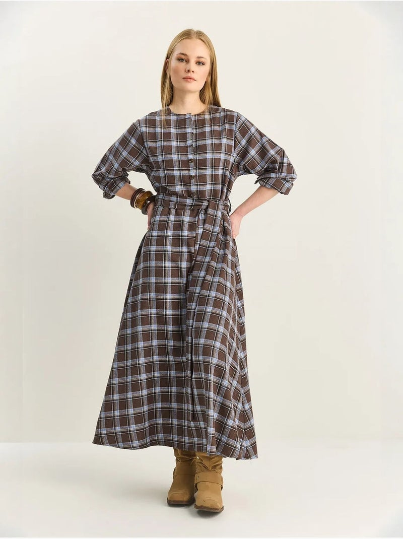 Vestido midi aos quadrados com cinto lucci Castanho - Kiabi