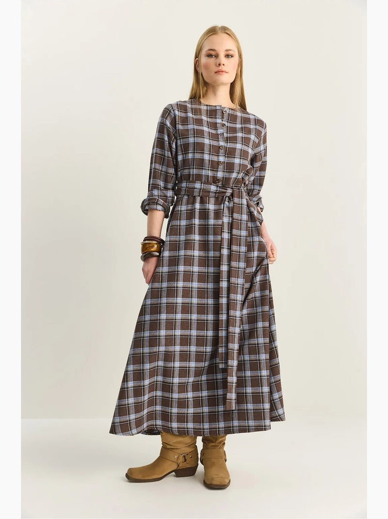 Vestido midi aos quadrados com cinto lucci Castanho - Kiabi