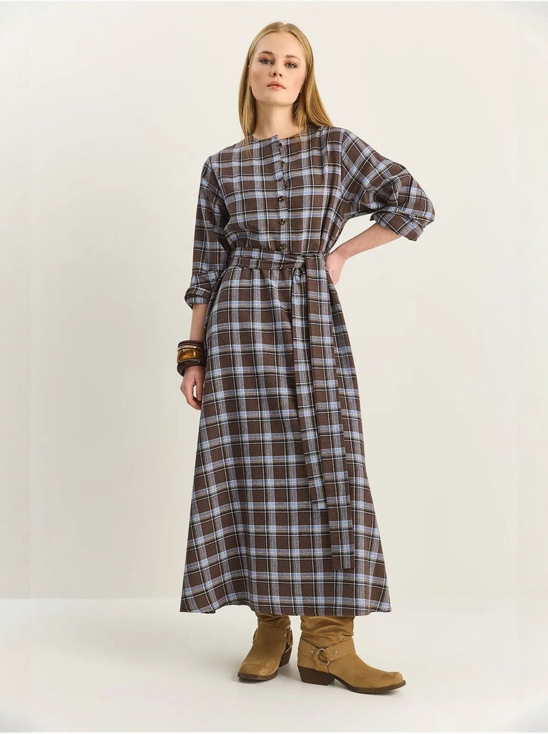 Vestido midi aos quadrados com cinto lucci Castanho - Kiabi