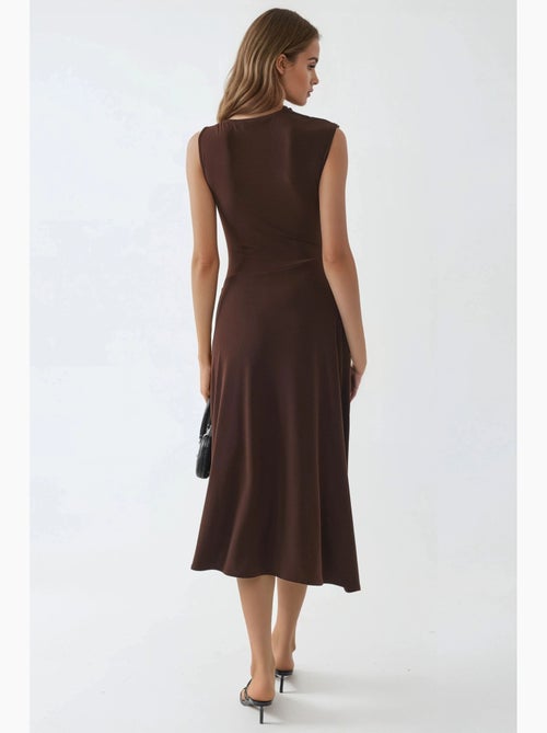 Vestido midi assimétrico com detalhe de acessório busem - Kiabi