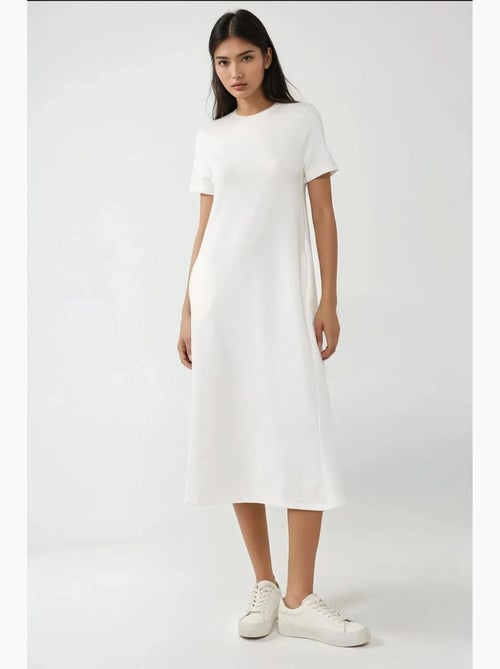 Vestido midi básico com decote redondo e manga curta, hiccup - Kiabi Vestido midi básico com decote redondo e manga curta, hiccup - Kiabi