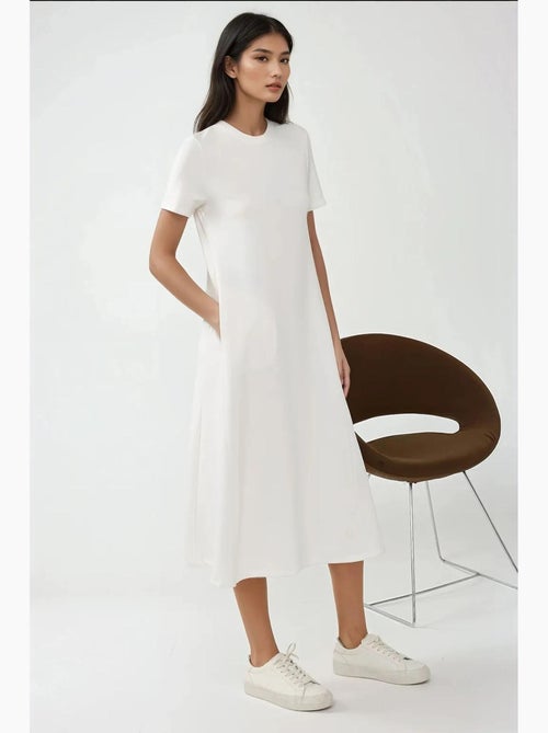 Vestido midi básico com decote redondo e manga curta, hiccup - Kiabi Vestido midi básico com decote redondo e manga curta, hiccup - Kiabi