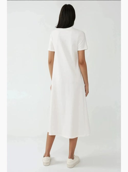 Vestido midi básico com decote redondo e manga curta, hiccup - Kiabi Vestido midi básico com decote redondo e manga curta, hiccup - Kiabi
