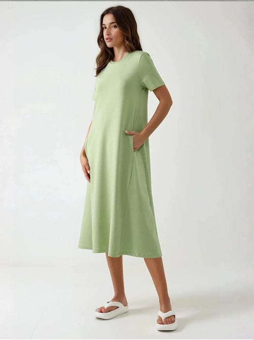 Vestido midi básico com decote redondo e manga curta, hiccup - Kiabi Vestido midi básico com decote redondo e manga curta, hiccup - Kiabi