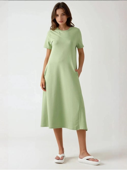 Vestido midi básico com decote redondo e manga curta, hiccup - Kiabi Vestido midi básico com decote redondo e manga curta, hiccup - Kiabi