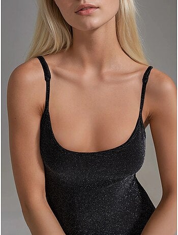 Vestido midi brilhante com decote em u busem