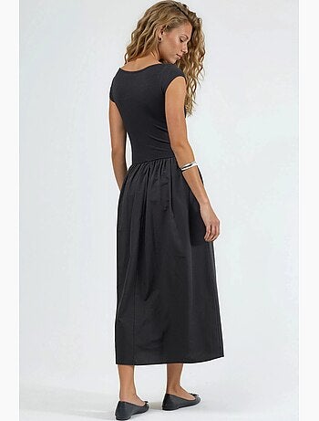 Vestido midi casual com decote redondo busem