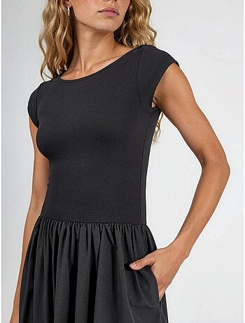 Vestido midi casual com decote redondo busem