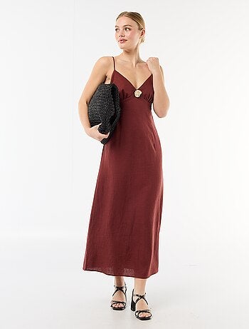 Vestido midi com bijuteria no decote